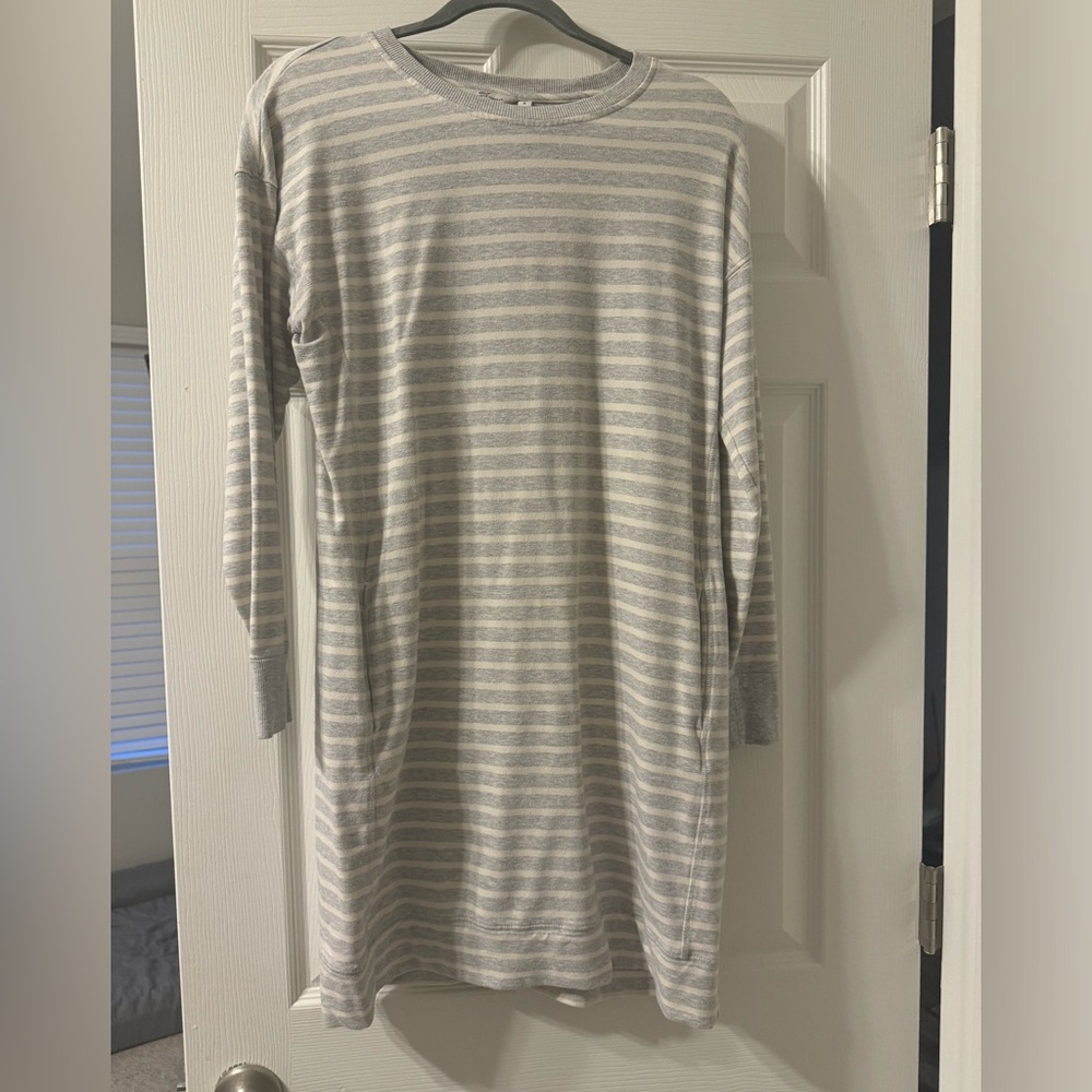 Vineyard Vines long sleeve light  material dress